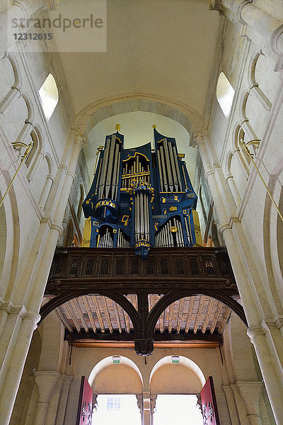 Europa  Frankreich  die Orgel in der Kirche von Saulieu in Burgund