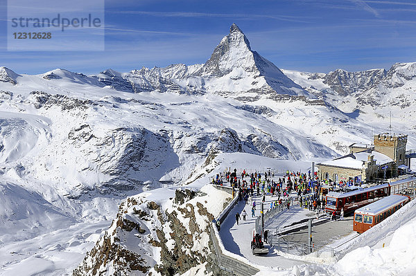 Schweiz  Kanton Waadt  Skigebiet Zermatt  Matterhorn und Gornergrat-Bahnhof