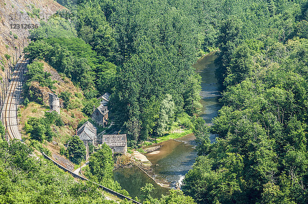 Frankreich  Aveyron  Najac  Eisenbahn und Fluss Aveyron