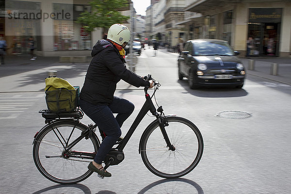Frankreich  Nantes  Radfahrer im Stadtzentrum.