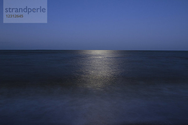 Das Meer im Mondlicht.