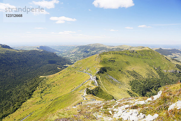 Das Zentralmassiv. Cantal. Blick auf die Berge des Cantal vom Gipfel des Puy Mary.