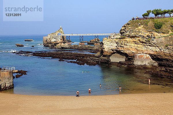 Frankreich  Aquitanien  Pyrenäen Atlantiques (64)   Baskenland  Biarritz  Strand Port vieux und Rocher de la Vierge oder die Felsen der Jungfrau