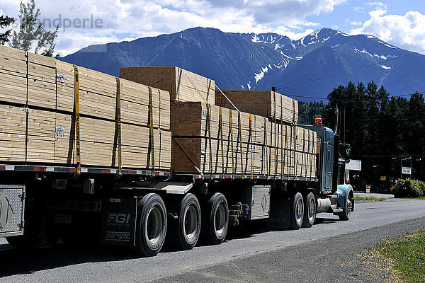 Kanada  British Columbia  Lastwagen mit Brettern aus einem Sägewerk in der Region Hazelton