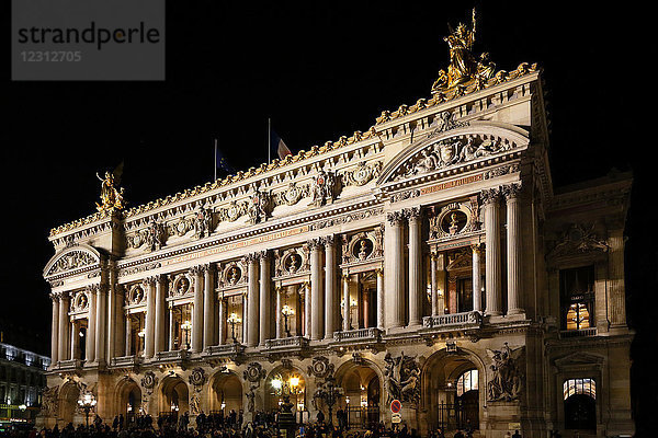 Paris  9. Arrondissement  Nacht Palais Garnier. Die Fassade.