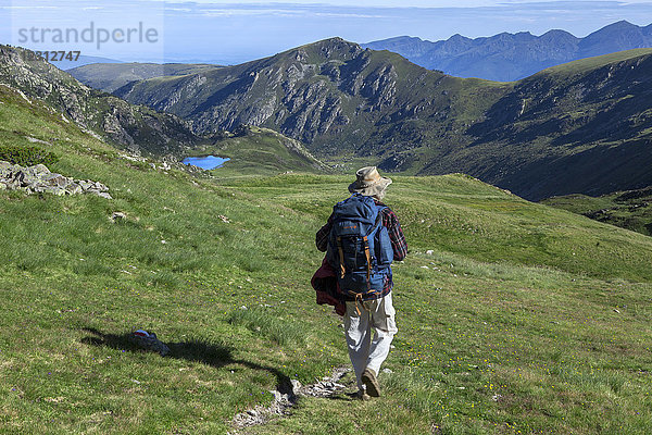 Frankreich  Ariege  Pyrenäen  Backpacker-Wanderung in der Nähe des Ruhle-Gipfels