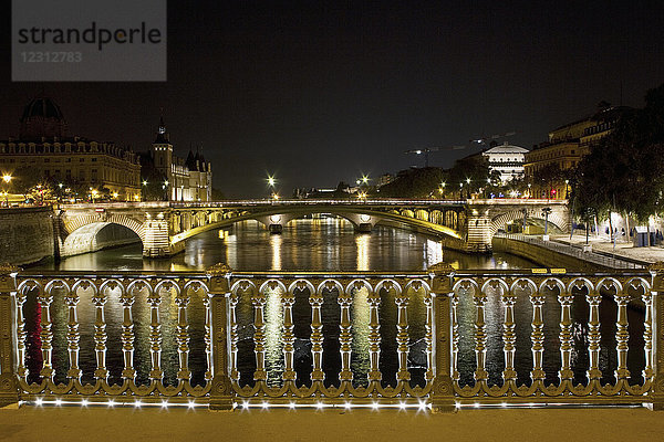 Frankreich  Paris bei Nacht: die Seine.