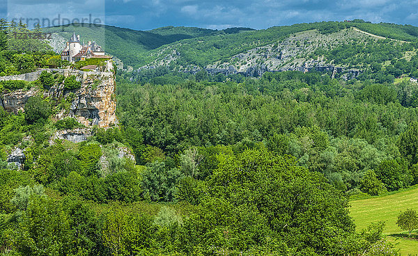 Frankreich  Lot  Regionaler Naturpark Causses du Quercy  Region Rocamadour  Chateau de Belcastel oberhalb des Ouysse-Tals  Jakobsweg