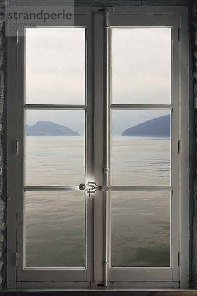 Ein See durch ein Fenster gesehen  (Fotomontage).