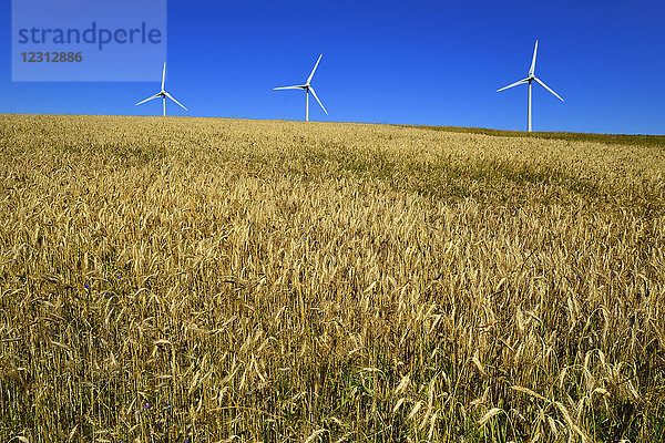Europa Frankreich Windkraftanlage in der Stadt Castelnau-Pegayrolles im Aveyron