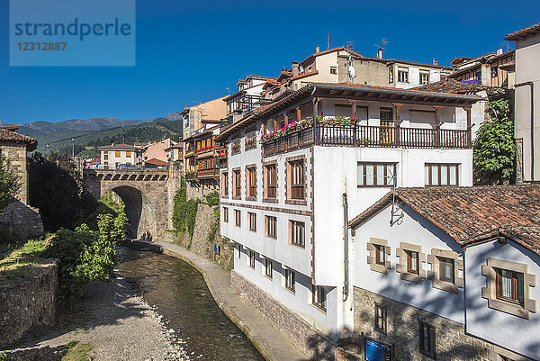 Frankreich  Kantabrien  Nationalpark Pics d'Europe  historisches Dorf Potes  Weg nach Santiago de Compostela  Brücke über den Fluss Quiviesa  gesäumt von traditionellen Häusern