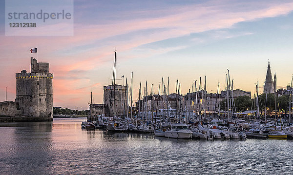Frankreich  Charente-Maritime  La Rochelle  der Vieux Port mit den Türmen von La Lanterne  La Chaine und Saint Nicolas