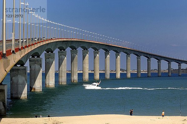 Frankreich  Atlantikküste  Ile de Re  Brücke  die den Kontinent mit der Insel verbindet
