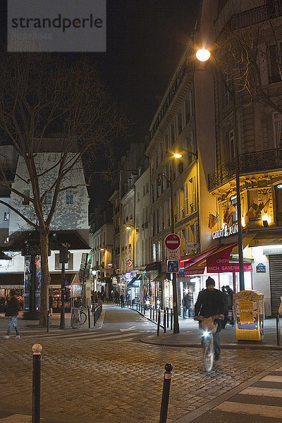 Frankreich  Paris  Place St-Michel  Radfahrer bei Nacht  Februar 2016.