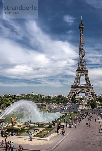 Frankreich  Ile de France  Paris  16. Arrondissement  der Eiffelturm und die Springbrunnen in den Trocadero-Gärten