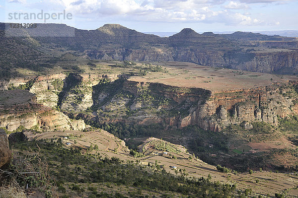 Äthiopien  Region Tigray  spektakuläre Landschaft mit trockenen Bergen und kultivierten Hochebenen