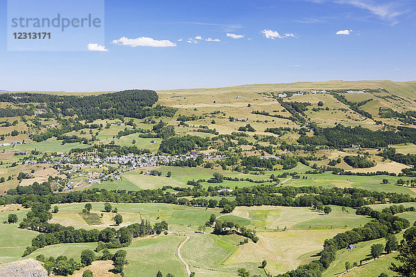 Das Zentralmassiv. Cantal. Cheylade. Tal der Cheylade. Font-Sainte. Allgemeiner Blick auf die Berge des Cantal und das Dorf Cheylade.