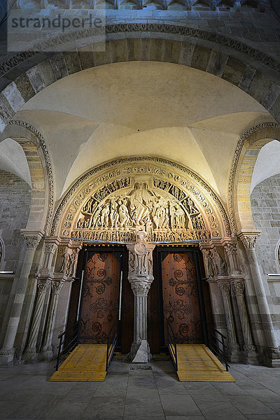 Europa  Frankreich  Eingang zur Abtei von Vezelay in Burgund