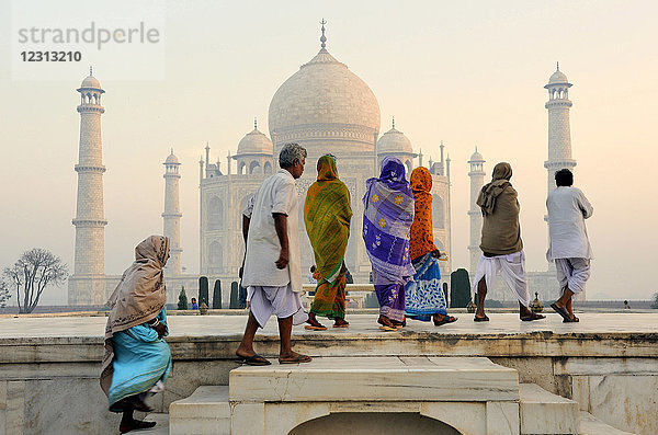 Indien  Agra  Taj Mahal  Idioten beim ersten Licht vor dem Taj Mahal