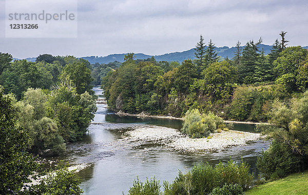 Frankreich  Pyrenees Atlantiques  Navarrenx (als schönstes Dorf Frankreichs bezeichnet)  Fluss Oloron