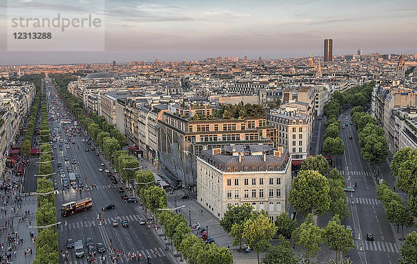 Frankreich  Ile de France  Paris  8. Bezirk  Blick auf die Champs-Elysees und die Avenue Marceau vom Arc de Triomphe aus  Stadtlandschaft