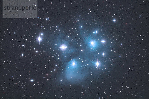 Seine und Marne. Sternbild Taurus. Sehen Sie sich die Plejaden an  einen der spektakulärsten Sternhaufen des Himmels. Dieser Haufen ist 450 Lichtjahre entfernt und besteht hauptsächlich aus jungen blauen Sternen.