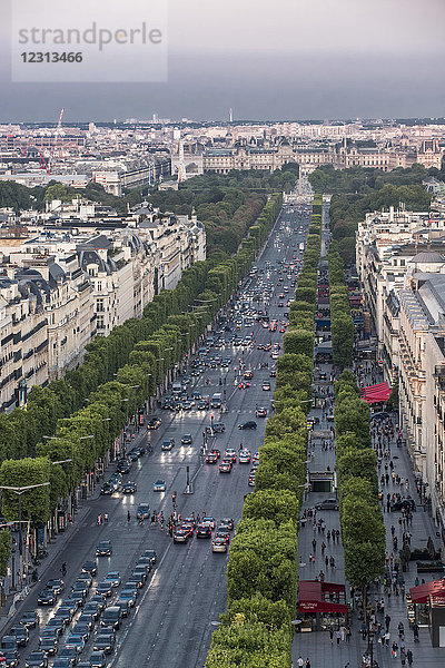 Frankreich  Ile de France  Paris  8. Bezirk  Blick auf die Champs-Elysees vom Arc de Triomphe aus