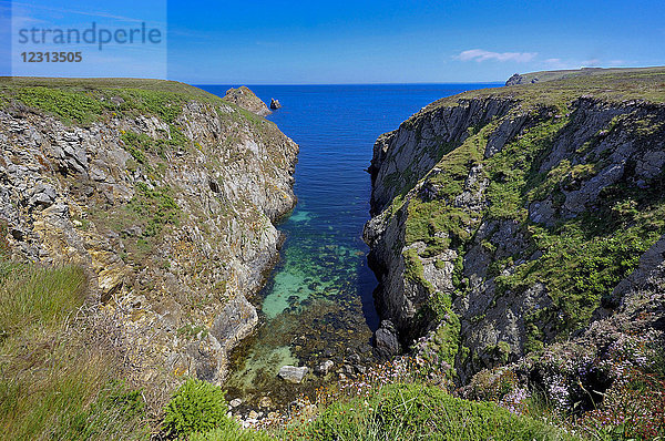 Frankreich  Bretagne  Finistere  Rocky Creek an der Pointe Kadora  Insel Ouessant