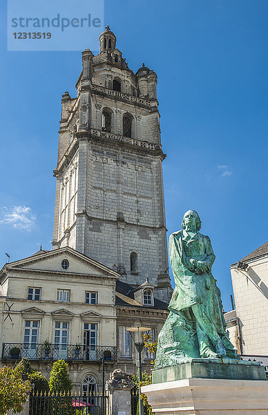 Frankreich  Indre-et-Loire  mittelalterliche Stadt Loches  Alfred de Vigny-Monument und Glockenturm der Kirche Saint Antoine