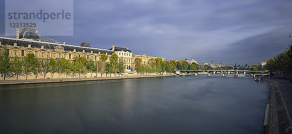 Europa Frankreich Louvre und die Seine in Paris