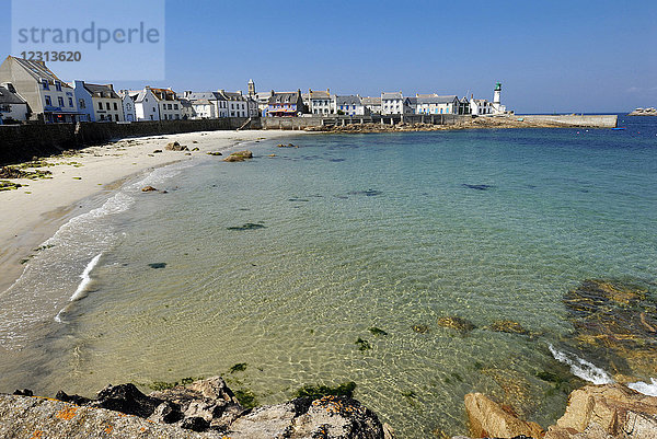 Frankreich  Bretagne  Finistere  türkisfarbene Bucht vor dem Quai des Paimpolais  Ile du Sein
