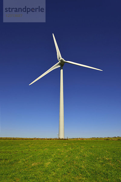 Europa Frankreich Windkraftanlage in der Stadt Castelnau-Pegayrolles im Aveyron