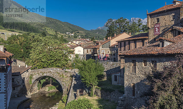 Frankreich  Kantabrien  Nationalpark Pics d'Europe  historisches Dorf Potes  Jakobsweg  mittelalterliche Brücke von San Cayetano über den Fluss Quiviesa und traditionelle Häuser