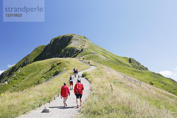 Das Zentralmassiv. Cantal. Touristen beim Aufstieg auf den Puy Mary.