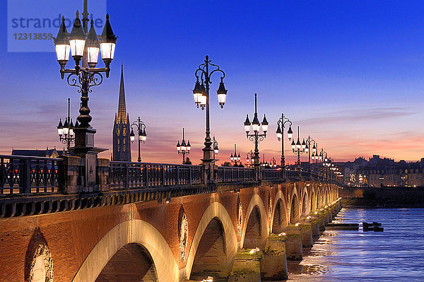 Frankreich  Südwestfrankreich  Bordeaux  Pfeil der Basilika Saint-Michel und Steinbrücke bei Sonnenuntergang