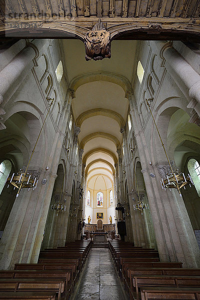 Europa  Frankreich  Saulieu  Kirchenschiff der Kirche in Burgund