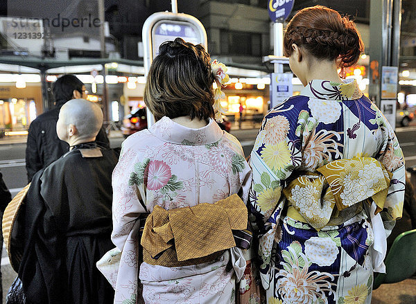 Japan  Kyoto  Gion  Maikos tragen Kimonos im Geisha-Viertel