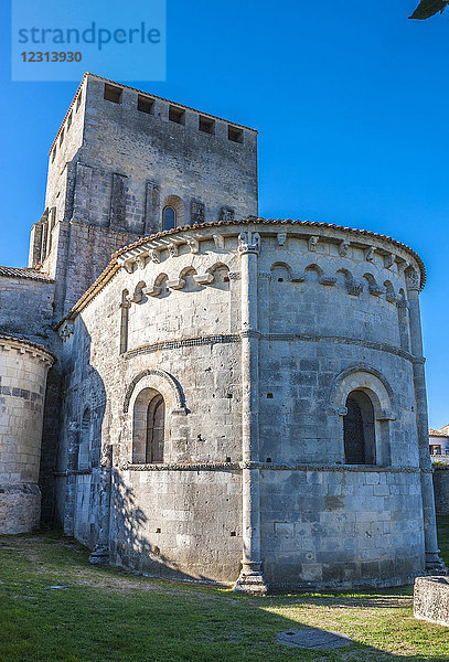 Frankreich  Charente Maritime  Mornac sur Seudre  Kirche Saint Pierre  ausgezeichnet als Schönstes Dorf Frankreichs .