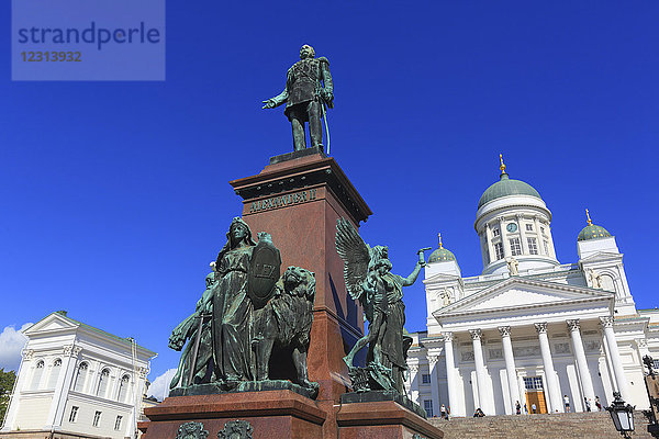 Europa  Finnland  Helsinki. Senaatintori  Tuomiokirko  Lutherische Kathedrale  Statue von Kaiser Alexander II.