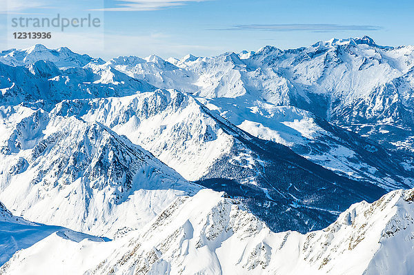 Frankreich  Hohe Pyrenäen  La Mongie  schneebedecktes Panorama vom Observatorium des Pic du Midi de Bigorre aus gesehen