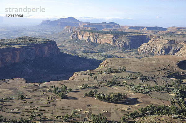 Äthiopien  Region Tigray  spektakuläre Landschaft mit trockenen Bergen und kultivierten Hochebenen