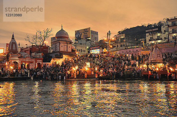 Indien  Uttarakhand  Haridwar  Hinduistische Abendzeremonie entlang des Kanals