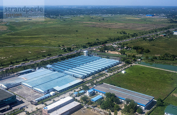 Myanmar  Yagon  Luftaufnahme von Fabriken neben Feldern