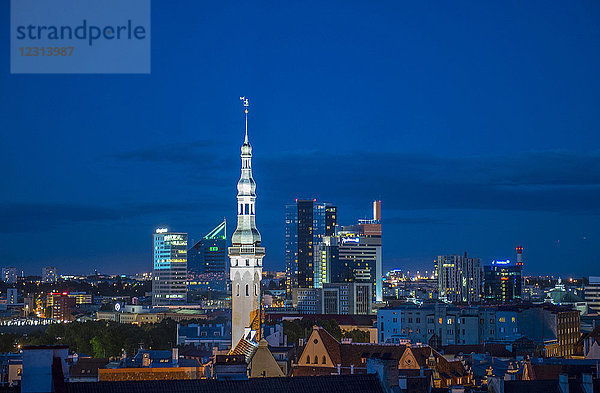 Estland  Tallinn  Gesamtansicht bei Nacht