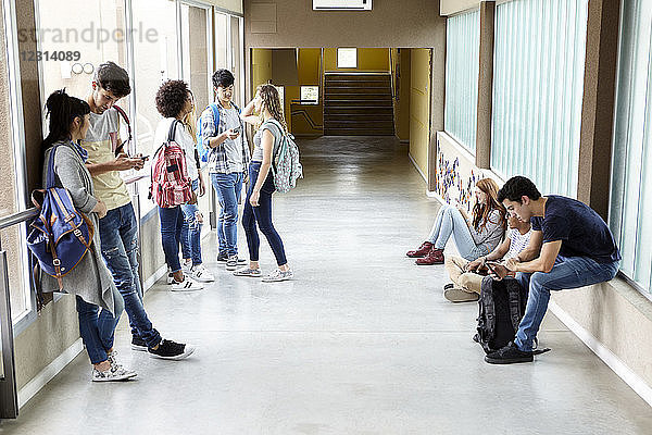 Schüler vertreiben sich die Zeit zwischen den Unterrichtsstunden im Korridor