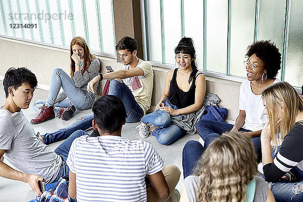 Eine Gruppe von Studenten hängt zusammen im Korridor herum
