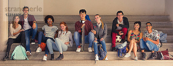 College-Studenten entspannen sich gemeinsam auf der Tribüne
