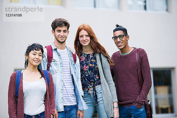 Zusammenstehende Studenten im Freien  Porträt