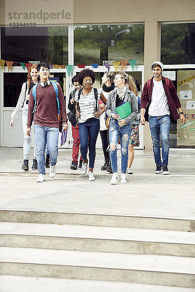 College-Studenten  die zwischen den Vorlesungen auf dem Campus spazieren gehen