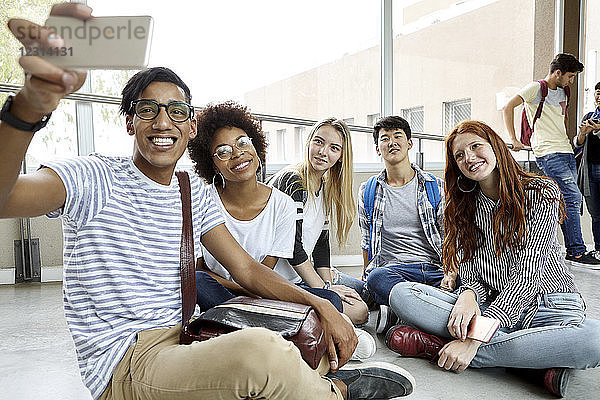Schüler macht Selfie mit Klassenkameraden